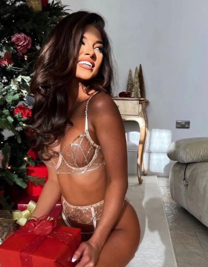 Chloe in lingerie voor boom