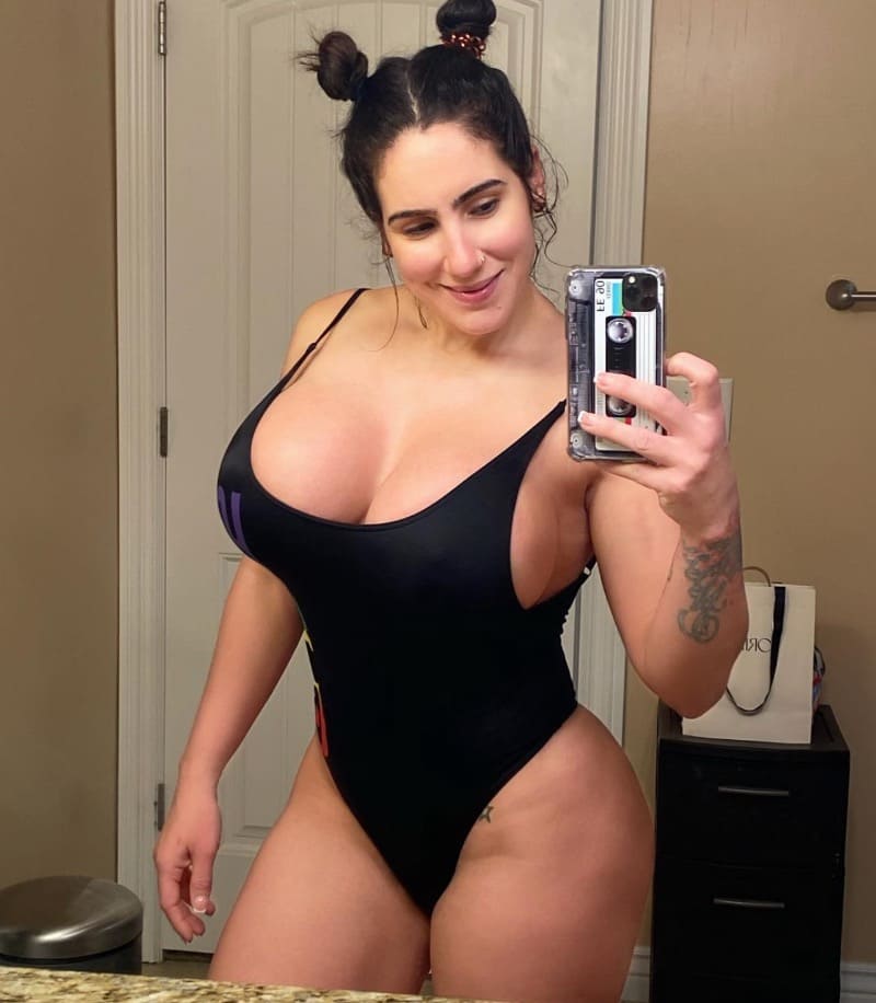 Yiny in sexy zwarte outfit