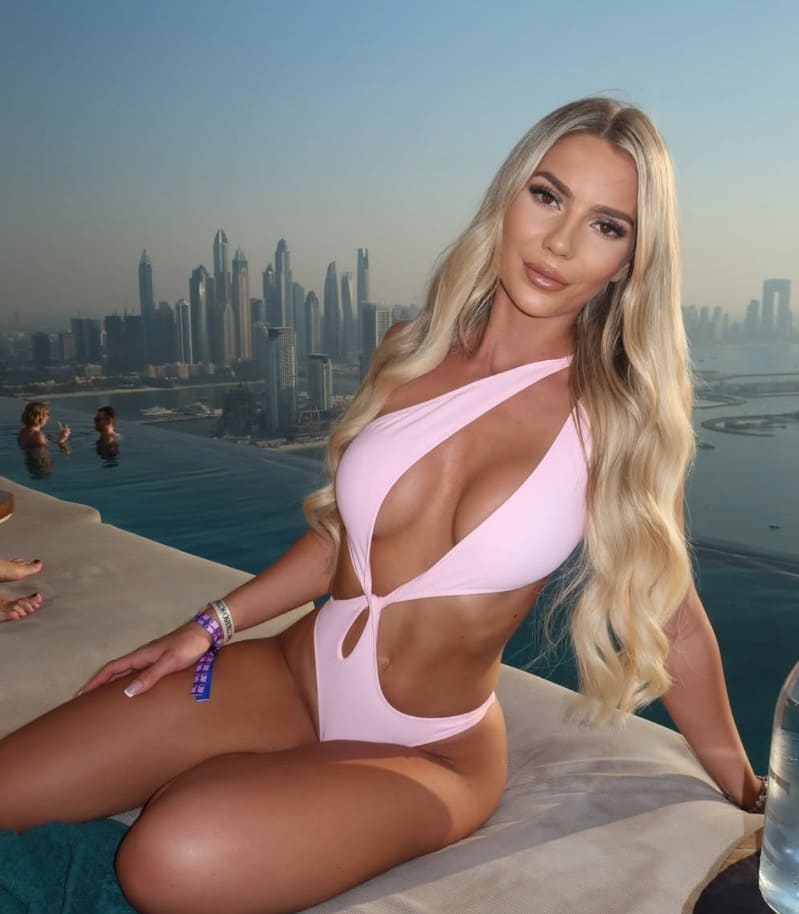 Sophie in sexy badpak met dikke tieten