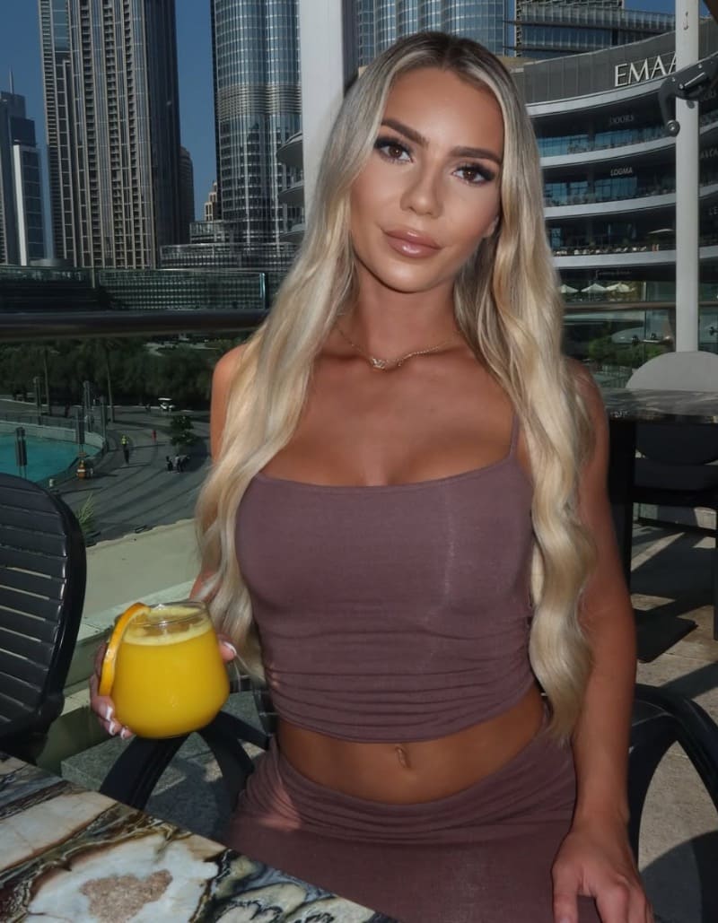 Sexy blondine in bruin topje