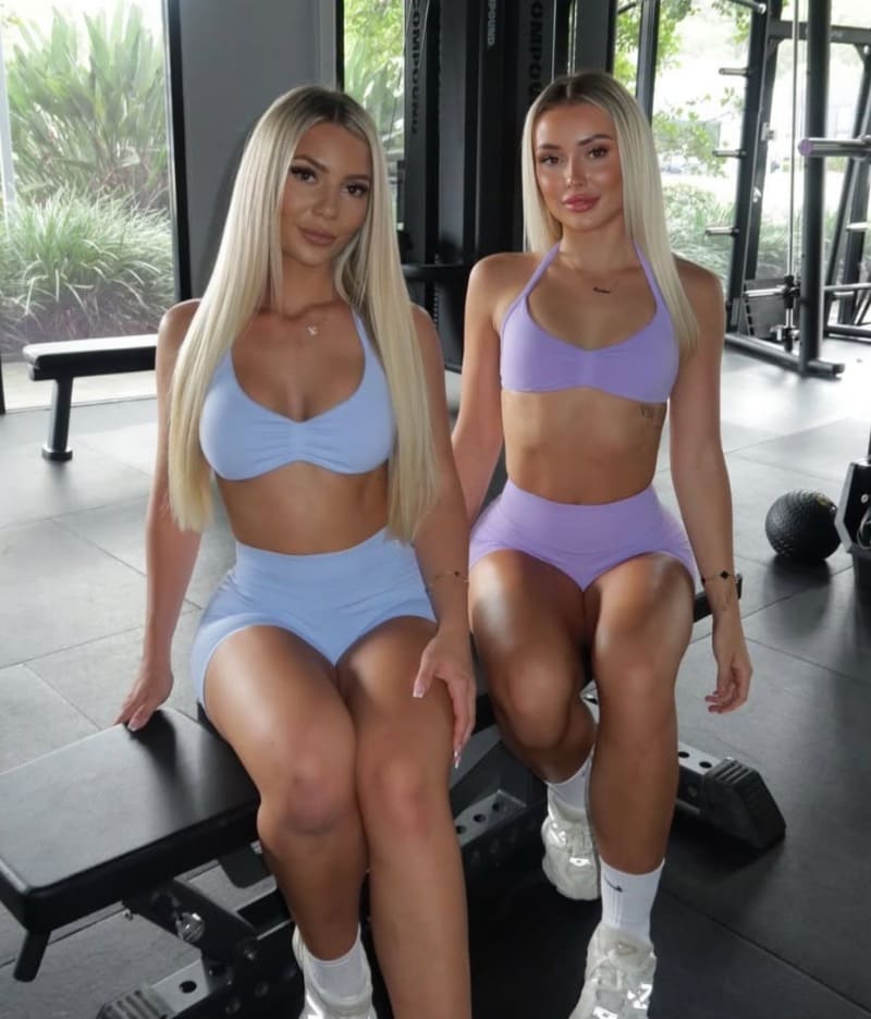 Sophie en vriendin in sexy sport kleding