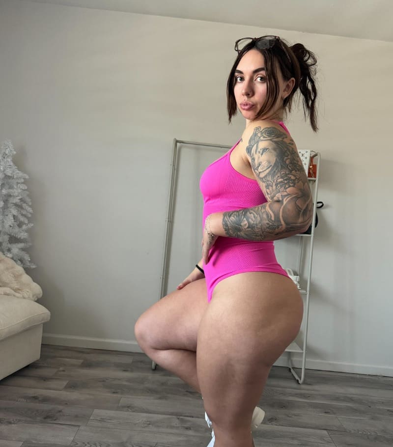 Abby in roze outfit