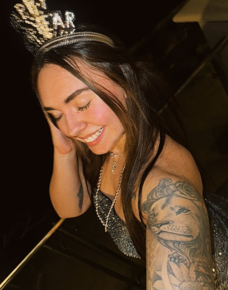 Babe met sexy tattoo's