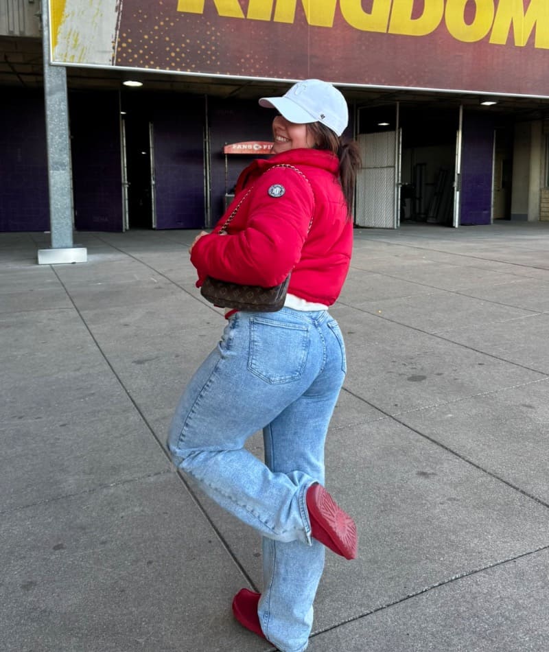 Babe in jeans met rode jas