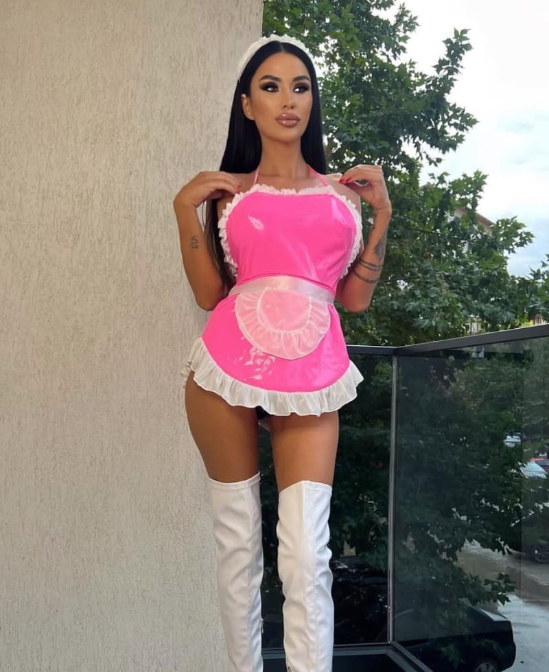 Daniela in sexy shoonmaakster outfit
