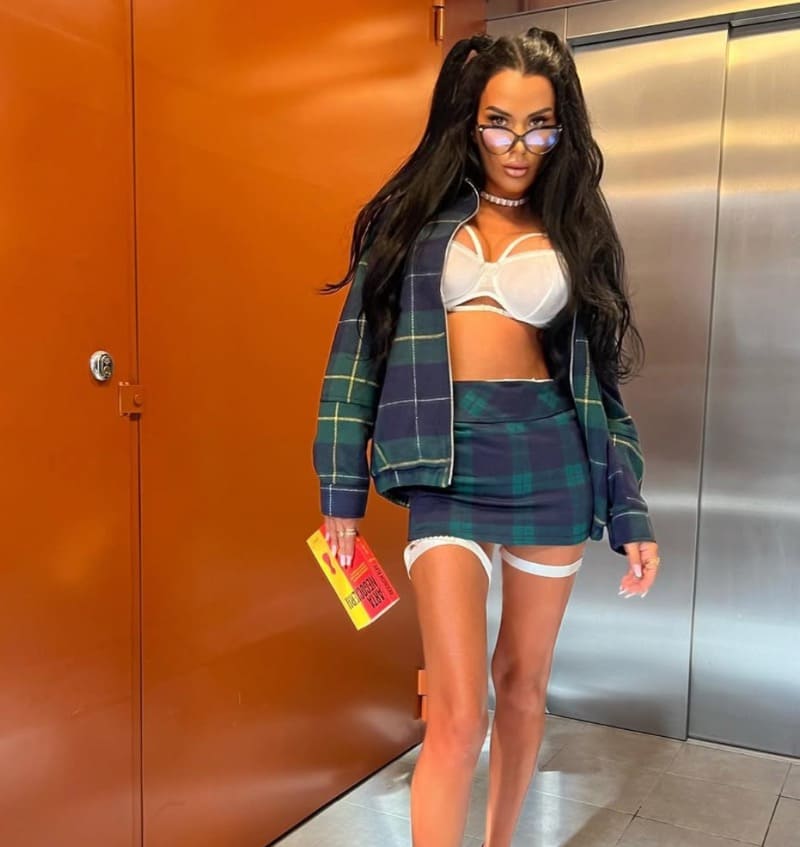 Hete MILF in lerares outfit