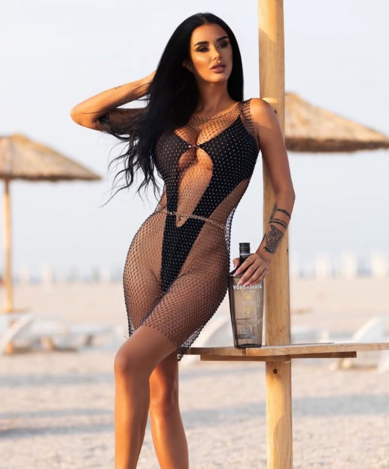 Babe in doorzichtige strandjurk
