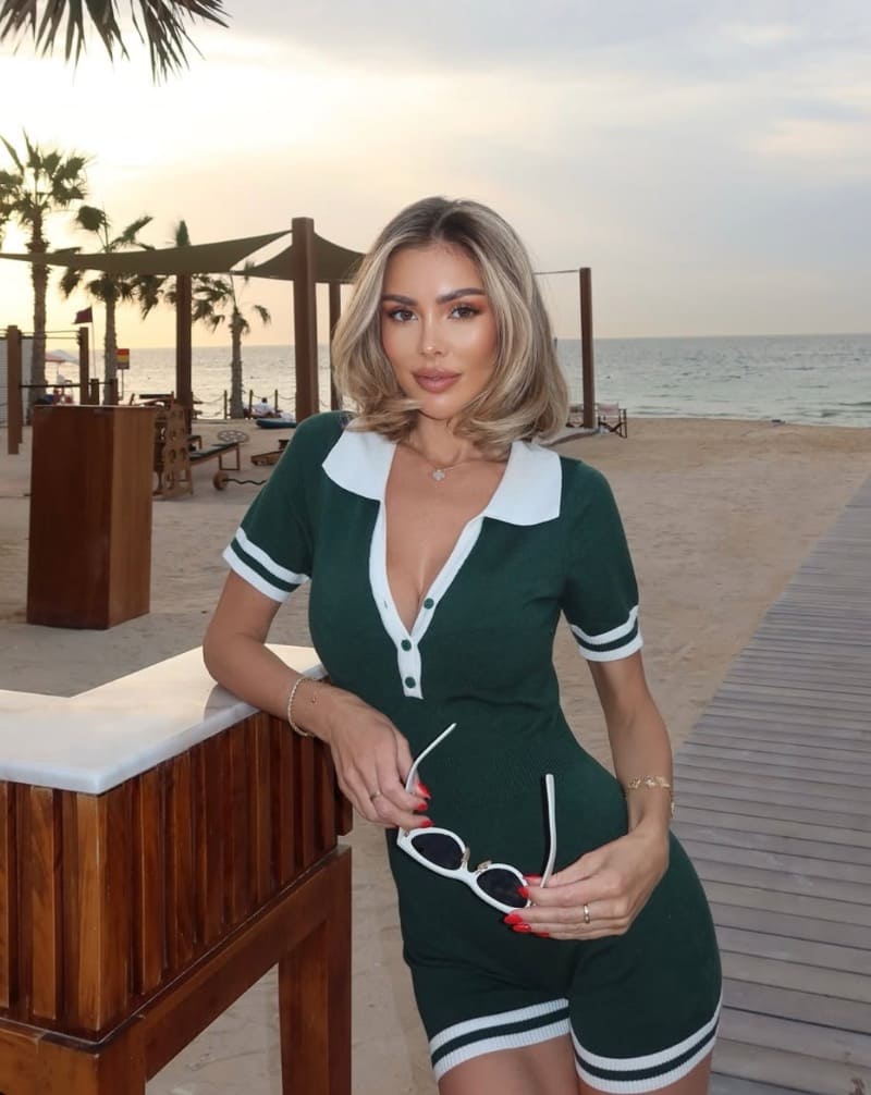 Babe in groene outfit
