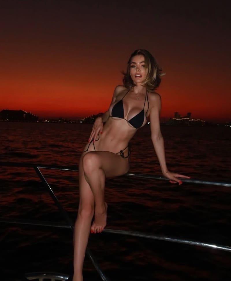 Babe in sexy lingerie op boot