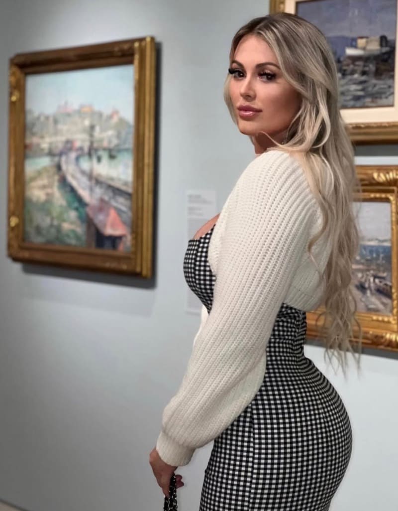 Mia in grijs jurkje met sexy dikke billen