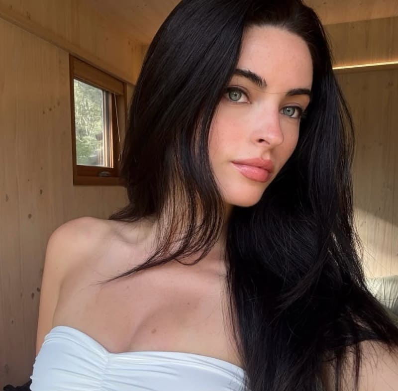 Renee in witte jurk