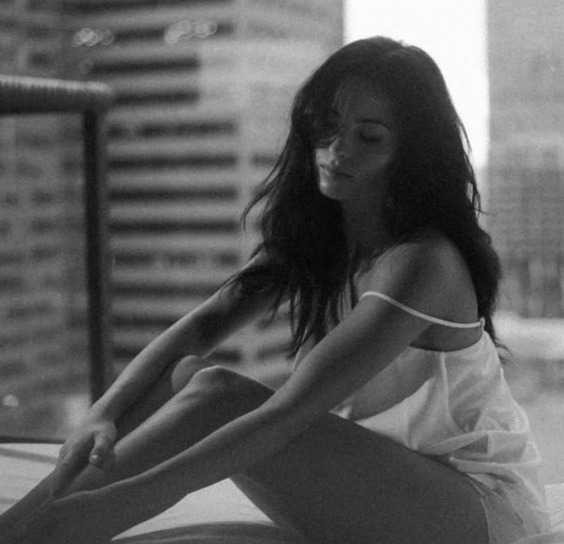 babe in witte jurk