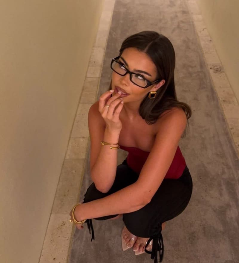 Babe in zwarte broek