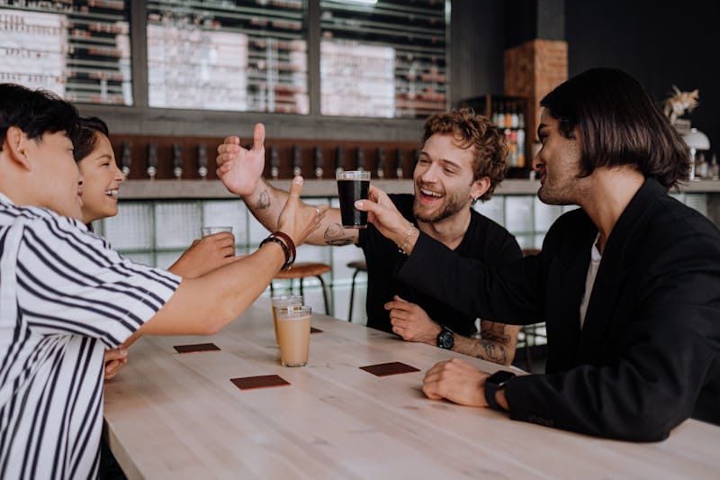 Mensen in cafe op sociale plekken