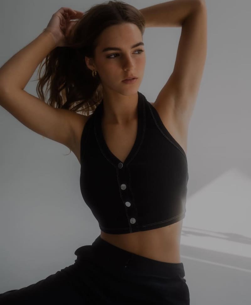 Emily in zwart topje