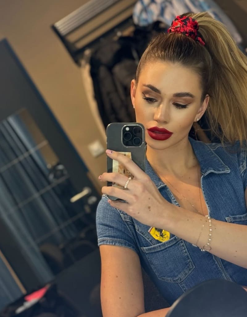 Michaela in sexy jeans