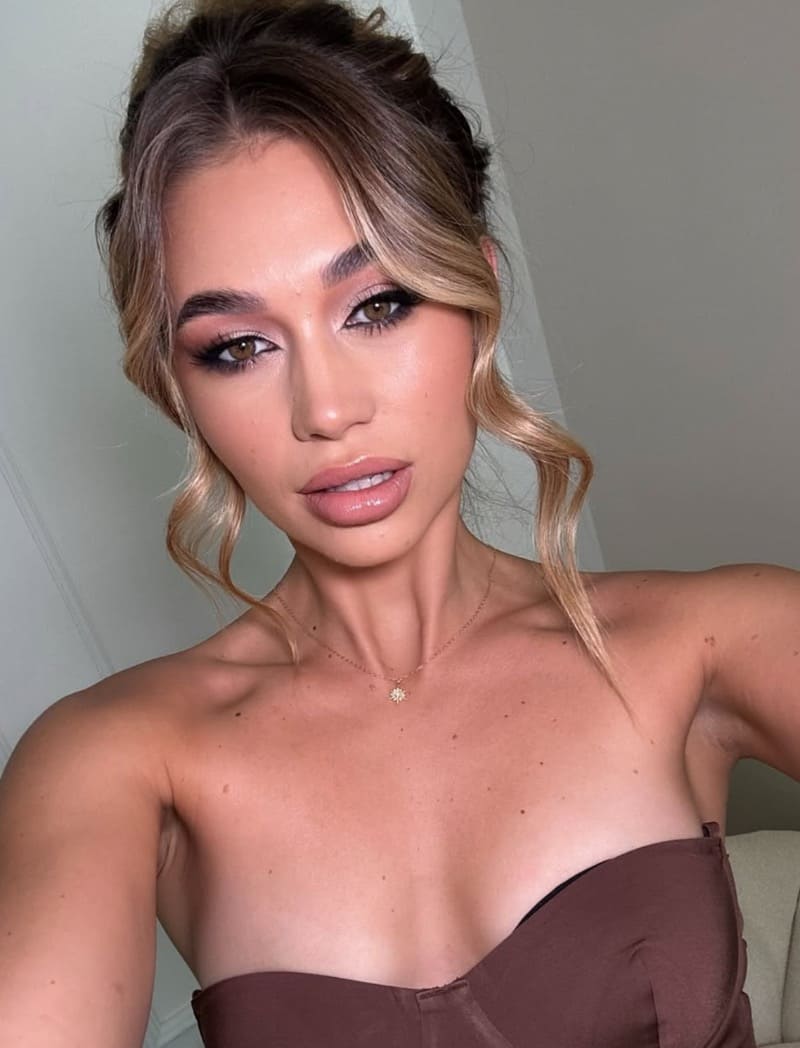 Michaela in sexy bruine jurk