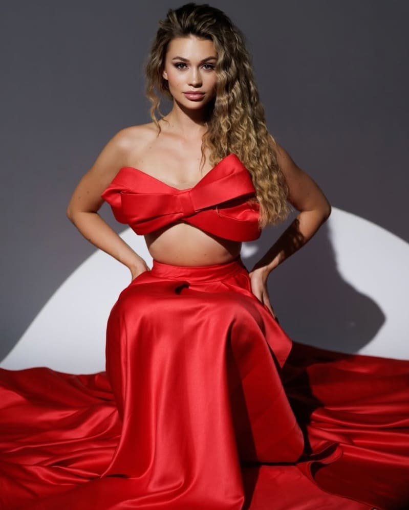 Babe in sexy rode outfit