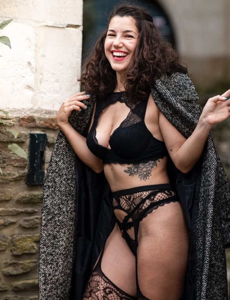 Victoire in zwarte lingerie buien