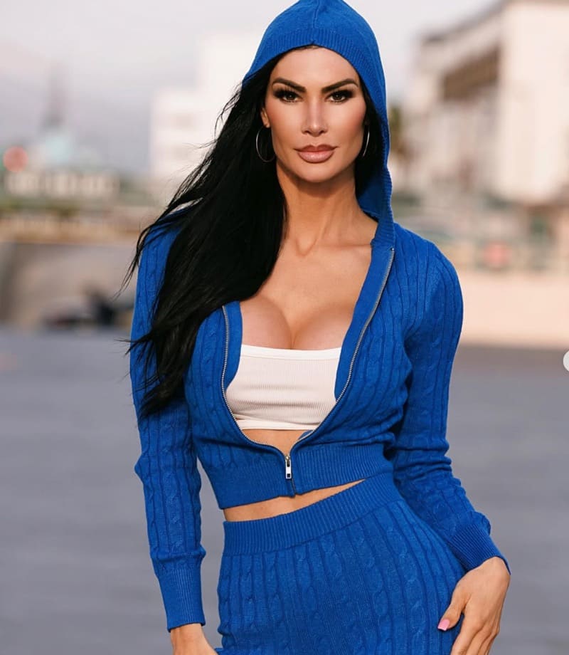 Babe in blauwe sport kleding