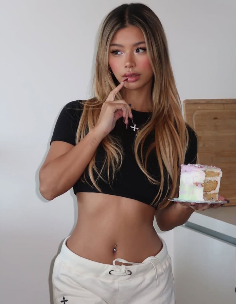 Phoebe in loungewear thuis