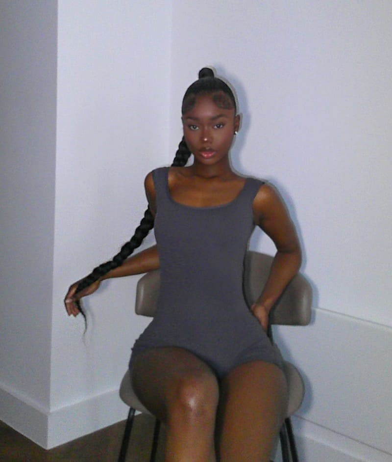 Tiana in grijs
