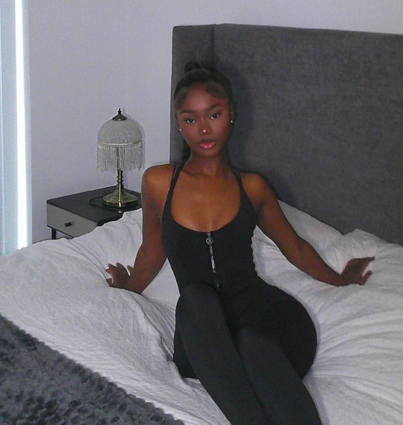 Babe in strakke outfit op bed