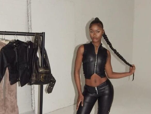 Tiana in zwarte outfit FT