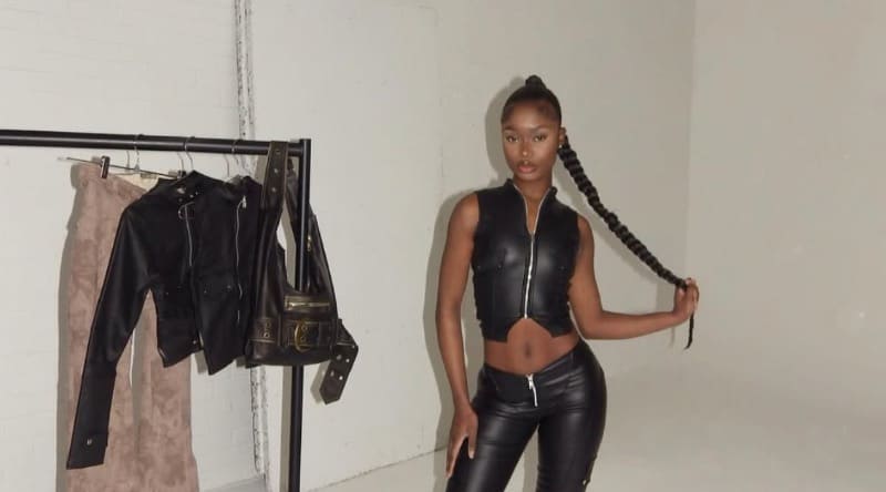 Tiana in zwarte outfit FT