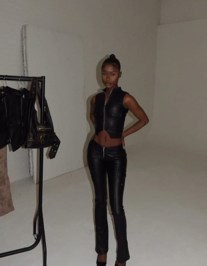 Babe in strakke jeans