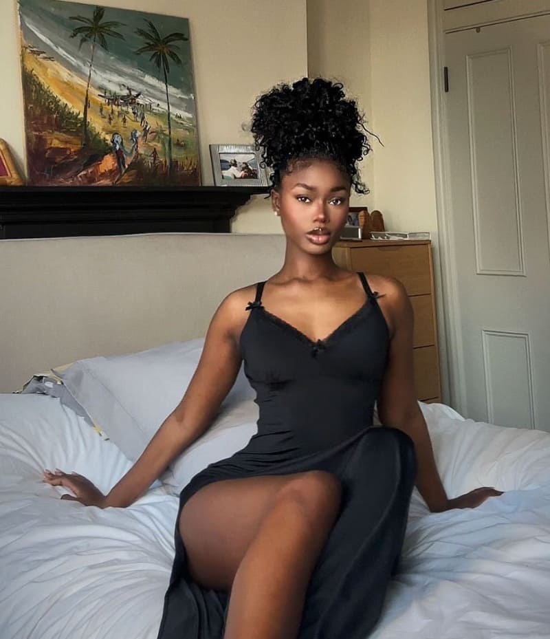 Tiana in sexy jurk op bed