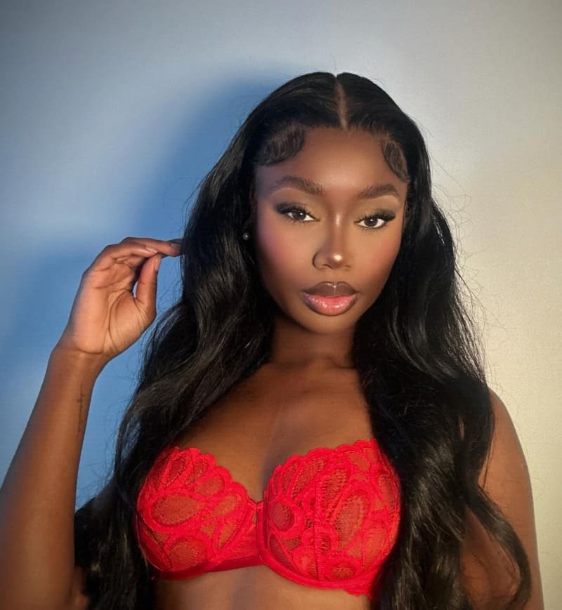 Babe in rode lingerie