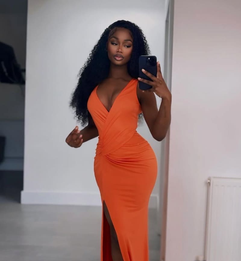 Babe in oranje jurk