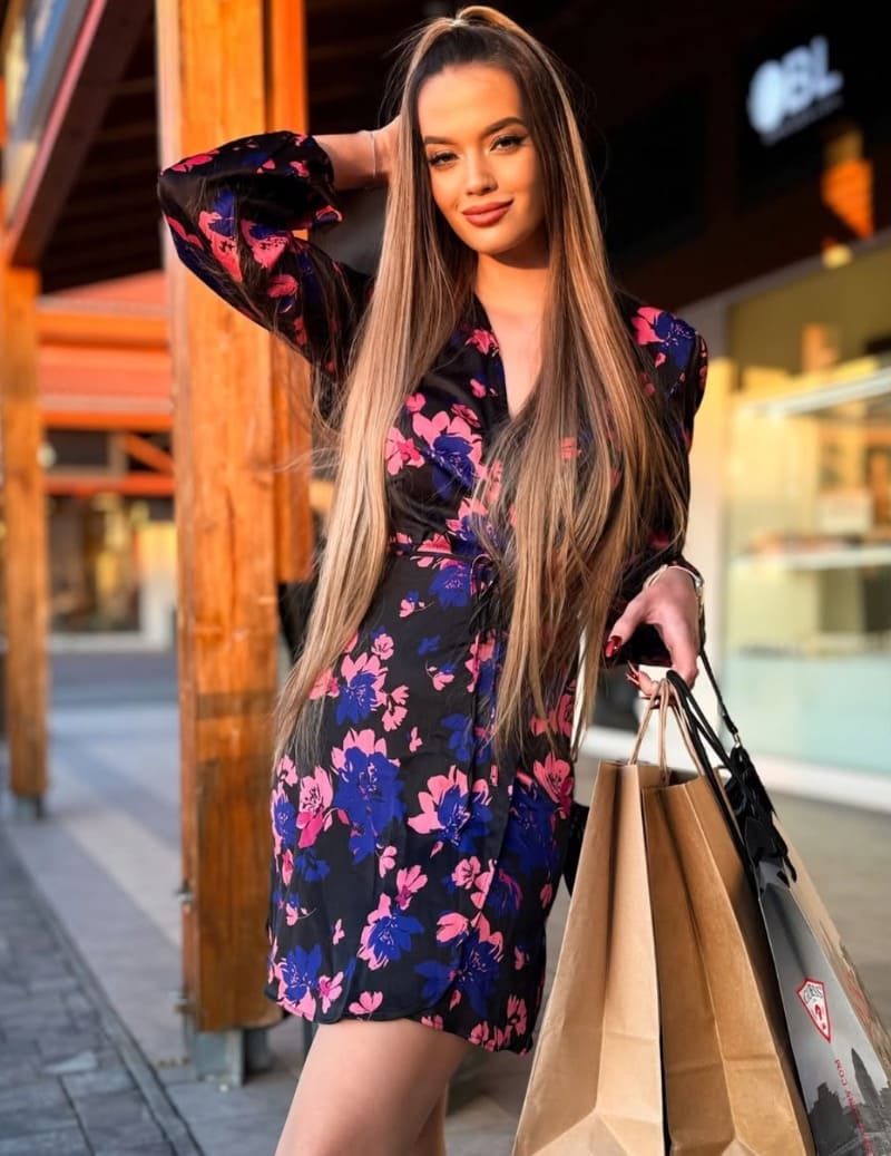 Babe in kleurrijke jurk