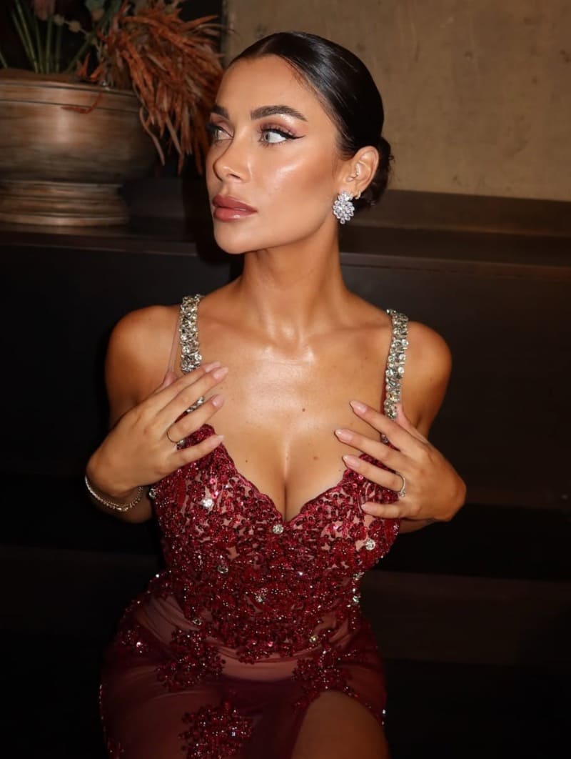 Cally in sexy rode jurk