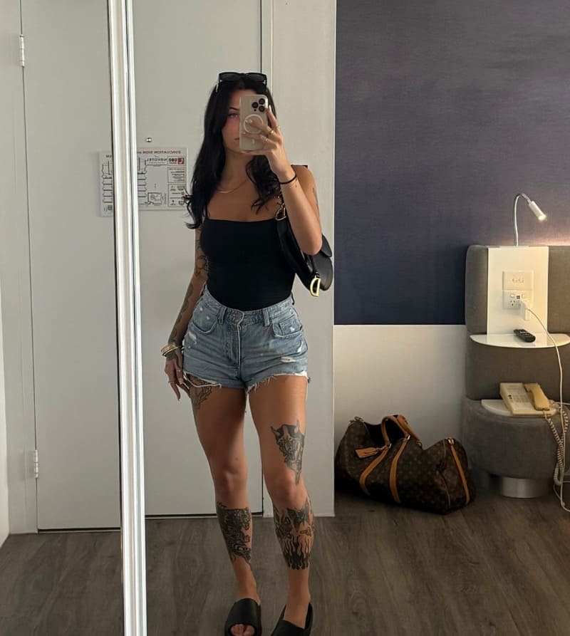 Tara in sexy jeans shorts
