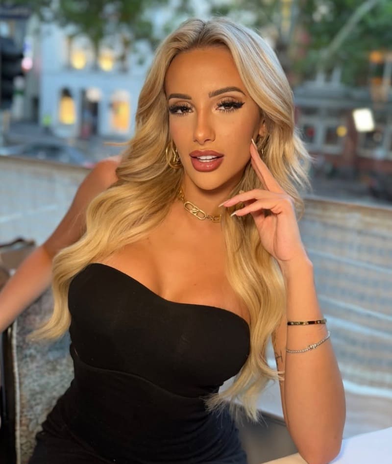 blonde babe met dikke tieten