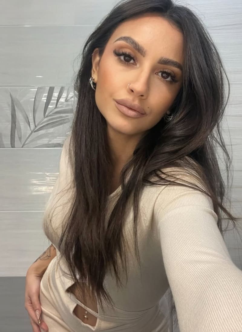 Ilaria in sexy witte jurk
