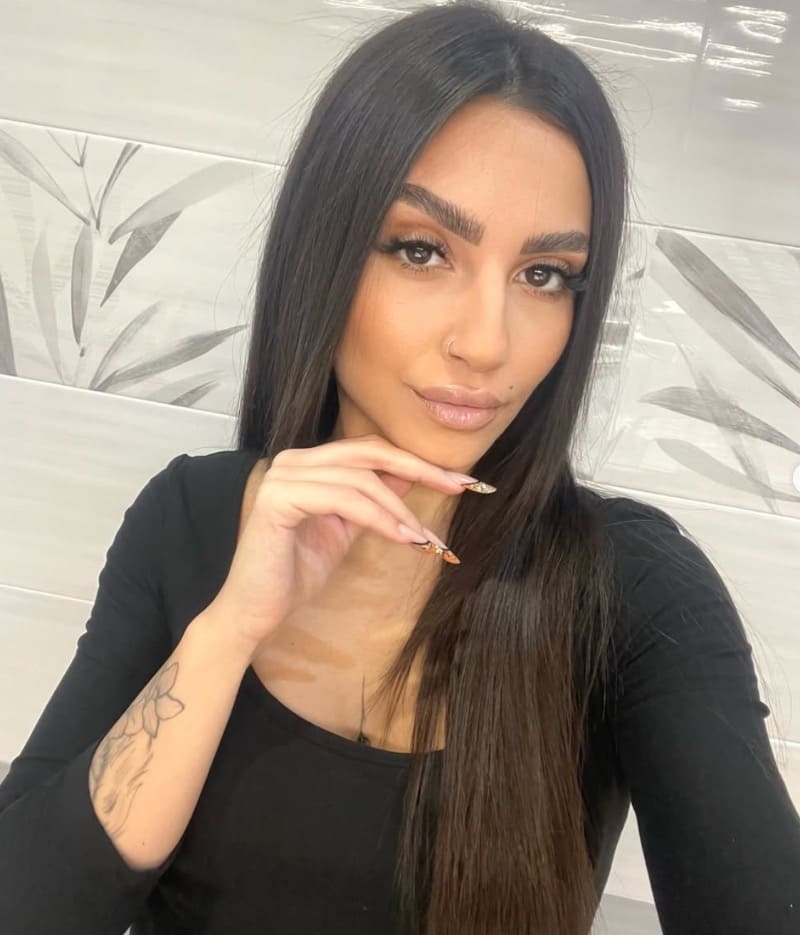 Sexy Ilaria in zwart topje met lange nagels en glad haard