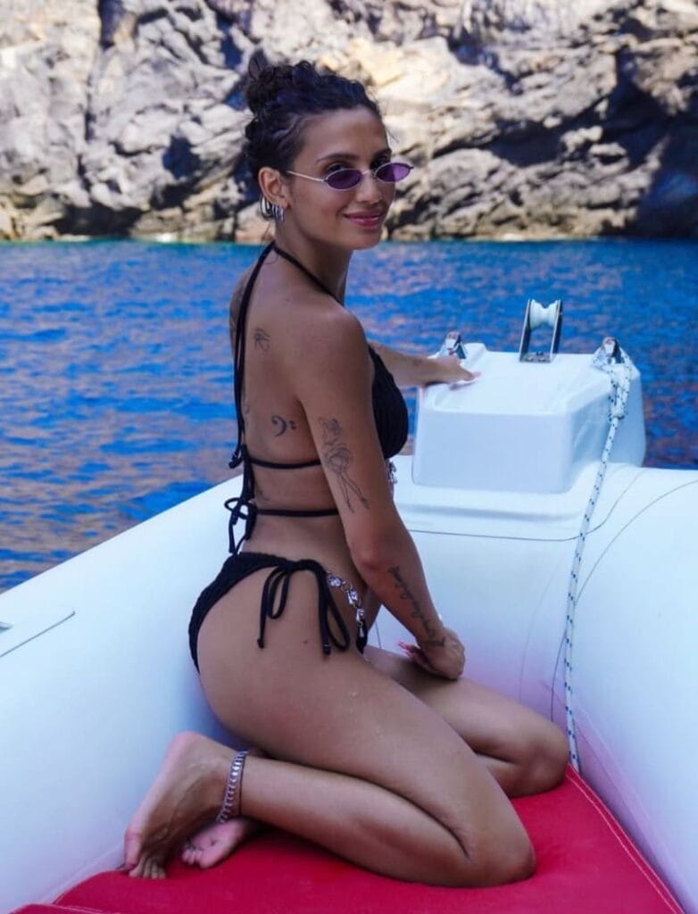 Babe in boot in bikini