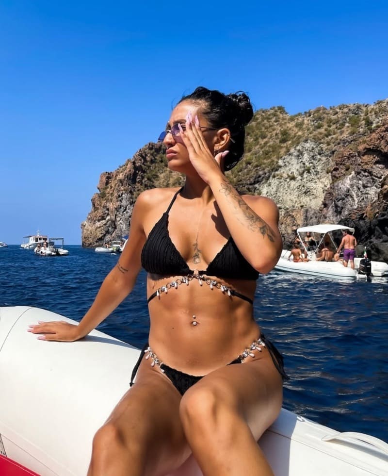 Ilaria in boot in zwarte bikini