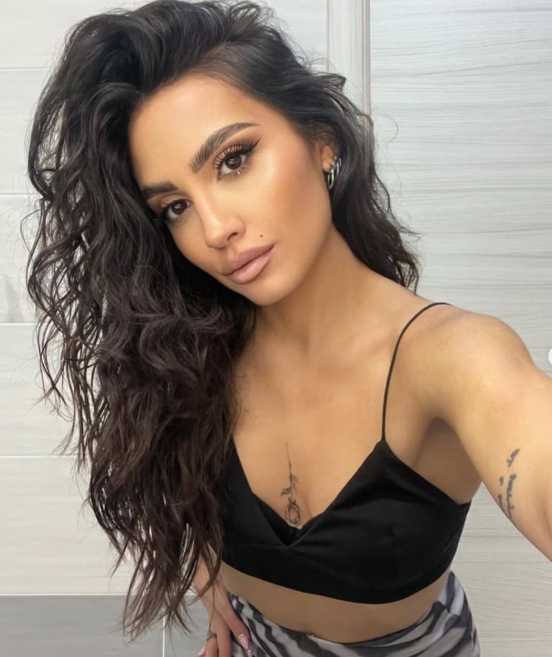 Babe in strak topje