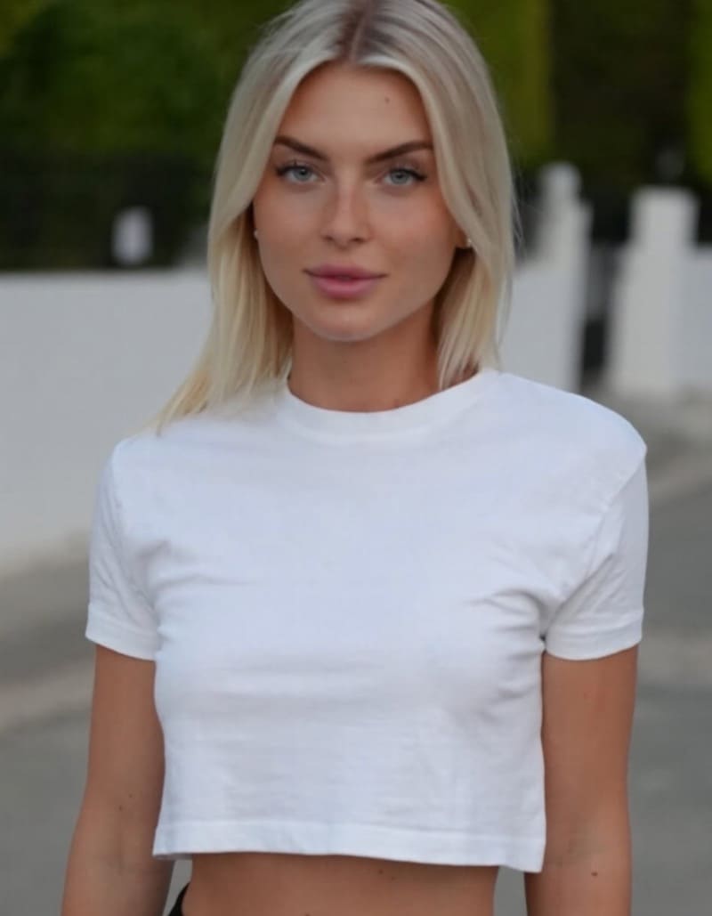 Babe in wit strak topje en zwoele blik