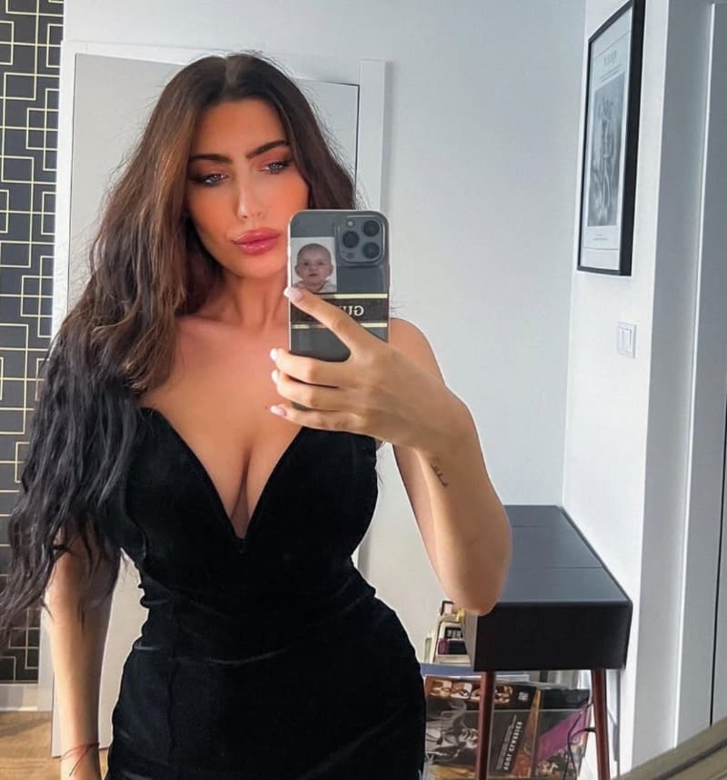Sara in sexy topje