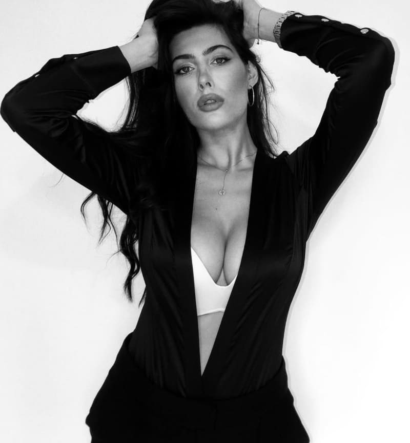 Babe in zwarte outfit met diepe decolleté