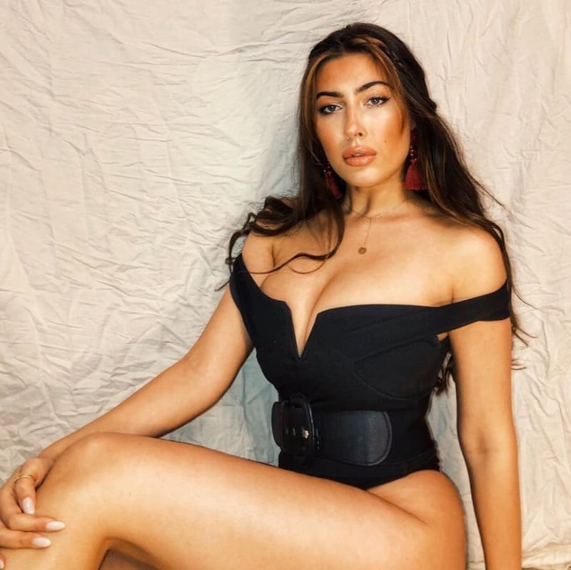 Sara in sexy zwart topje pronkt met dikke tieten