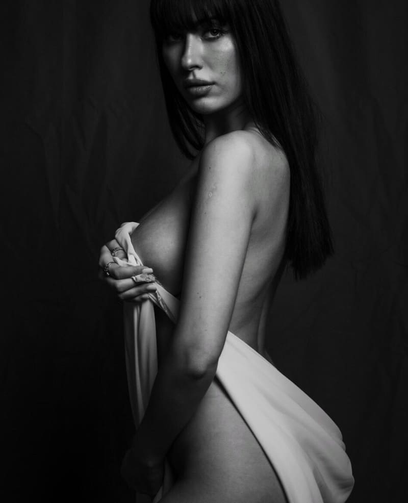 babe in niets meer dan een handdoek rond naakt lichaam