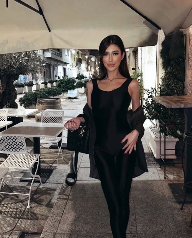Babe in strakke zwarte outfit