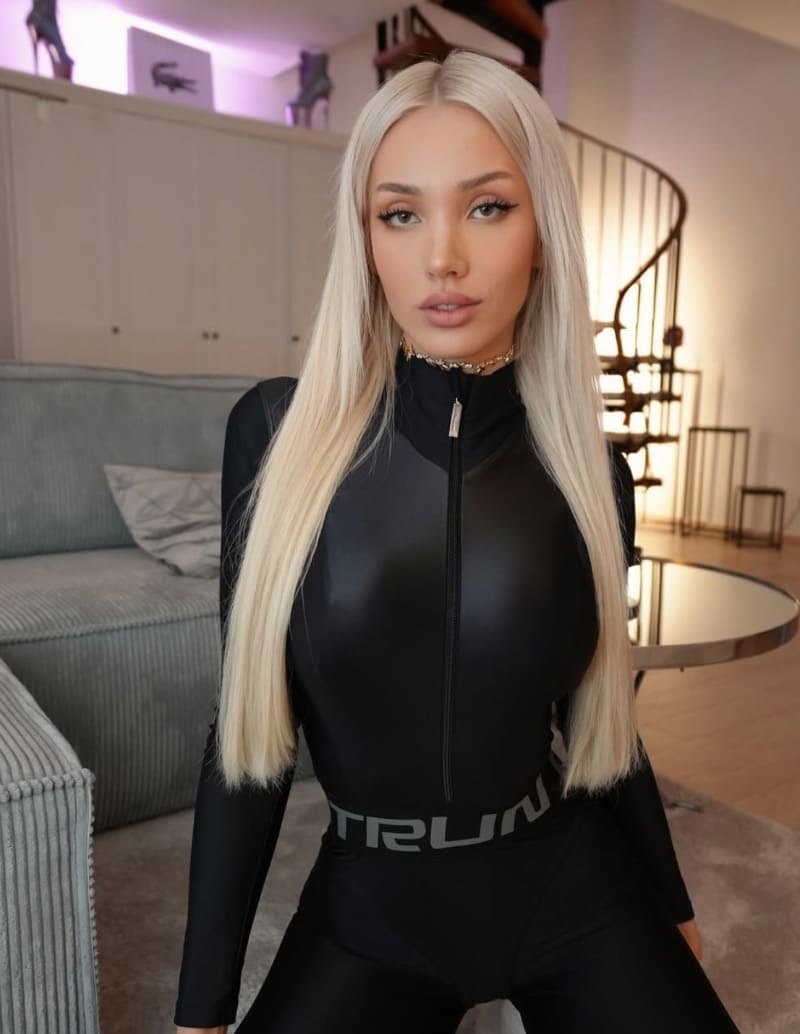 Lana in strakke outfit