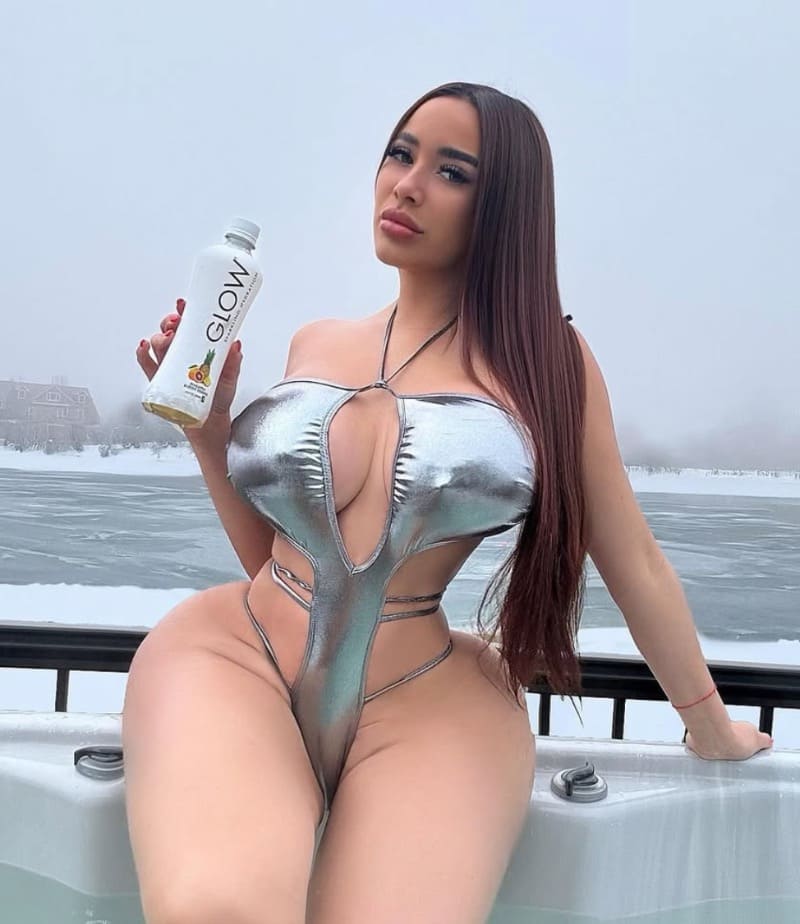 Babe met enorme tieten in zilveren badpak